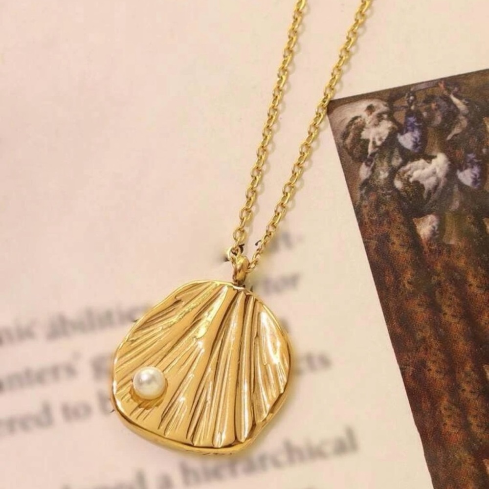 Lion’s Paw Scallop Shell Striated Rippled Cradle Nestle Pearl Nacre 18K Necklace - Picture 5 of 11